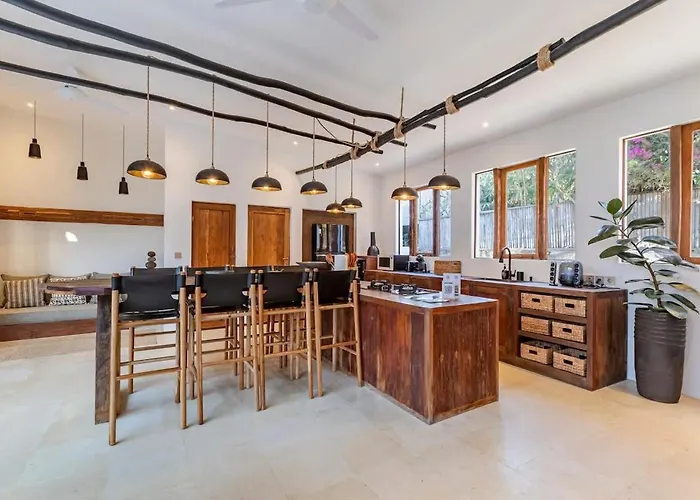 Ferienhaus Lovely 4br Rooftop Sunset - Seminyak *